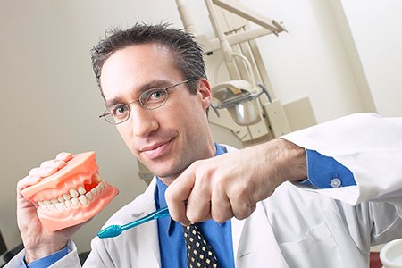 Clínica Dental Doctora Blanca Rueda dentista sosteniendo un molde dental y cepillo