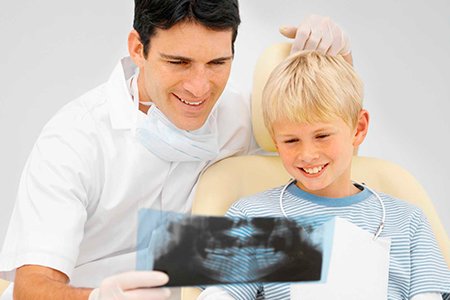 Clínica Dental Doctora Blanca Rueda dentista mostrando radiografía a un niño